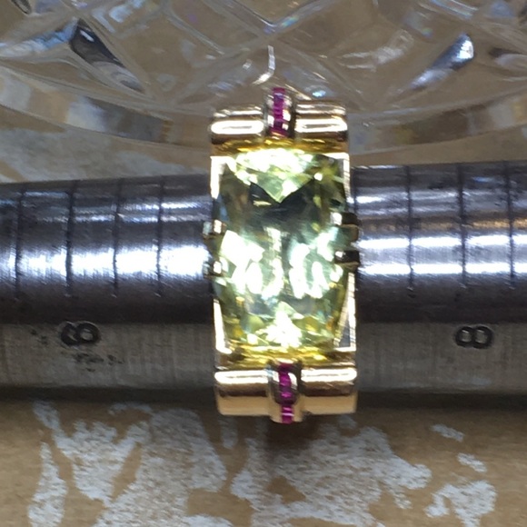 Elegant 14k Gold Gemstone Ring with a beautiful faceted Peridot & Rubies - Picture 14 of 16